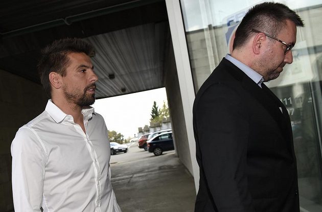 Útočník ostravského Baníku Milan Baroš a majitel klubu Petr Šafarčík (vpravo) vchází do jámy lvové.