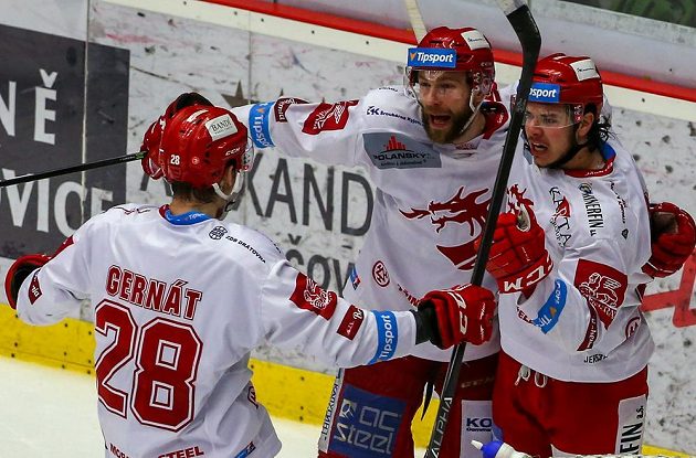 Třinečtí hokejisté (zleva) Martin Gernát, Tomáš Marcinko a střelec branky David Cienciala se radují z vyrovnávacího gólu ve čtvrtém finále.