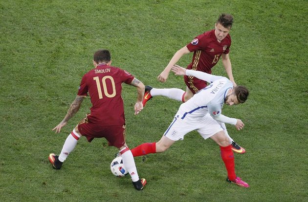 Záložník Fedor Smolov z Ruska v souboji s Adamem Lallanou z Anglie v utkání mistrovství Evropy.