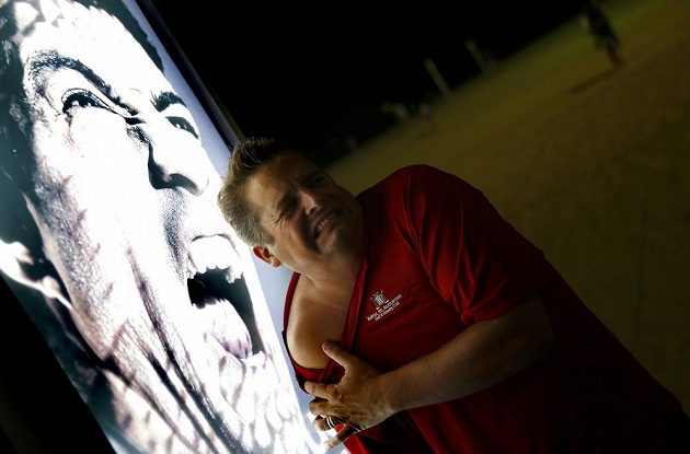 Další z fanoušků, který na pláži Copacabana v Riu odhaluje své rameno před reklamním billboardem s Luisem Suárezem.