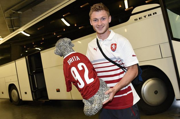 Kapitán české reprezentace U21 Jakub Brabec a maskot týmu pes Brita před utkáním EURO 2015 hráčů do 21 let, ČR - Německo, hrané dne 23. června 2015 na stadionu Eden v Praze.