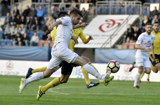 Jan Navrátil ze Slovácka v souboji s Pavlem Eismannem z Karviné v utkání 27. kola první fotbalové ligy.