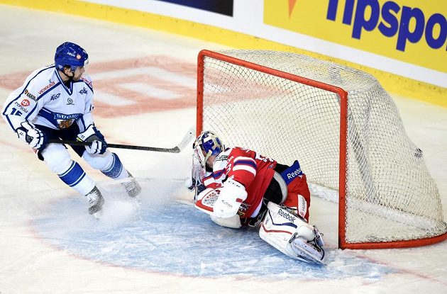 Finský útočník Tuomo Ruutu překonává českého brankáře Alexandra Saláka během utkání Euro Hockey Tour v Brně.