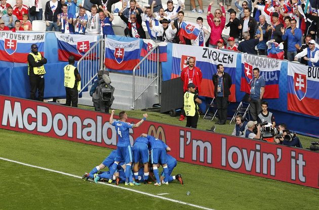 Slovenští fotbalisté se před svými fanoušky radují z vyrovnávacího gólu Dudy proti Walesu.