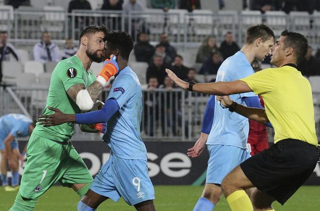 Gólman fotbalistů Bordeaux Benoit Costil se ocitl po jedné z ostřejších situací v utkání Evropské ligy v konfliktu se slávistou Peterem Olayinkou.