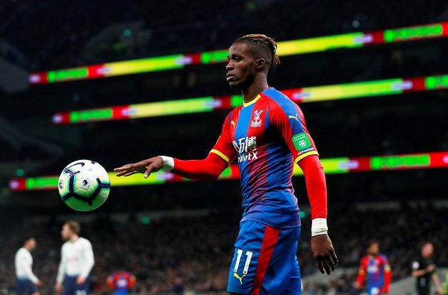 Fotbalista Wilfried Zaha z Crystal Palace během utkání Premier League na novém stadionu Tottenhamu.