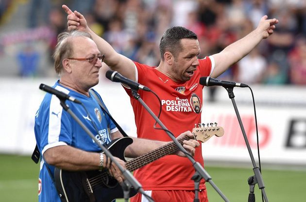 Pavel Horváth (vpravo) se zpěvákem Petrem Jandou během benefičního utkání "Horviho poslední desítka" v plzeňské Doosan Areně.