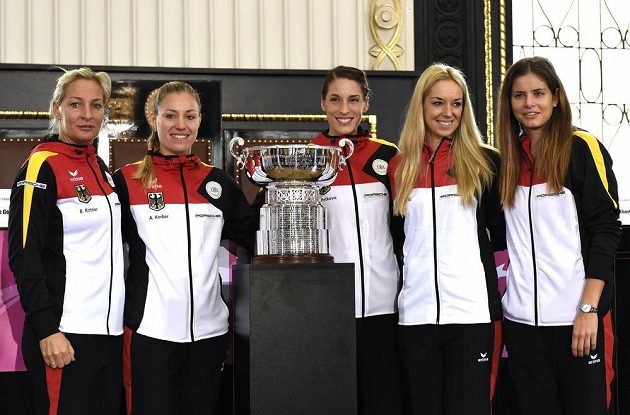 Německý fedcupový tým (zleva): kapitánka Barbara Rittnerová, Angelique Kerberová, Andrea Petkovičová, Sabine Lisickiová a Julia Goergesová během losování finále Fed Cupu dne 7. listopadu 2014 na Staroměstské radnici v Praze.