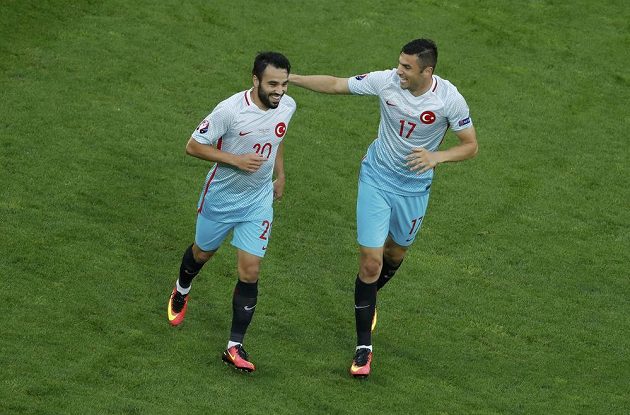 Turečtí fotbalisté Burak Yilmaz (vpravo) a Volkan Sen oslavují gól proti České republice.