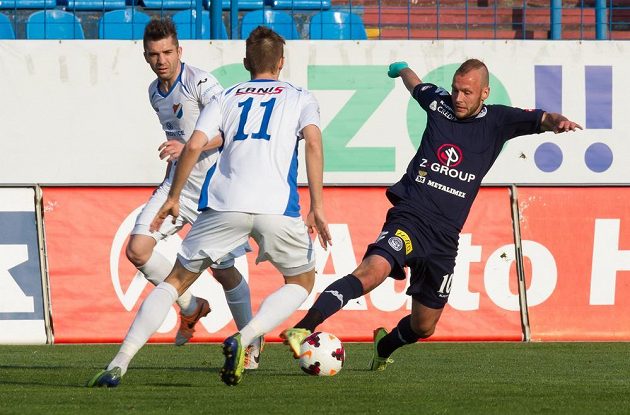 Jakub Petr ze Slovácka se snaží přejít přes záložníka Baníku Ostrava Jána Greguše. Vlevo přihlíží ostravský Davor Kukec.