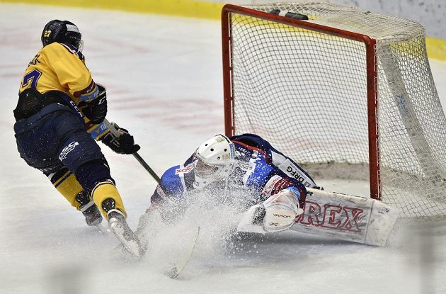 Antonín Honejsek ze Zlína a brankář Brna Lukáš Klimeš v akci během extraligového zápasu.