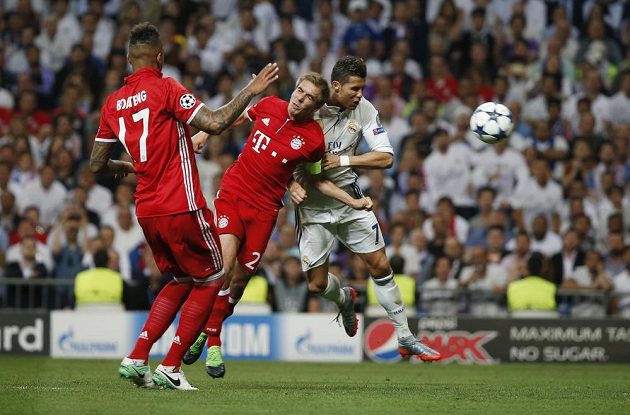Cristiano Ronaldo se proti dvojici bránících hráčů Bayernu dokázal prosadit a vyrovnal na 1:1.