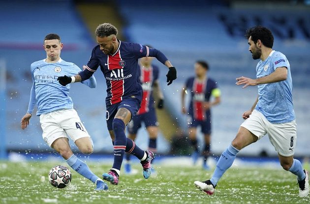 Neymar (uprostřed) z PSG se probíjí přes dvojici bránících hráčů Phil Foden (vlevo) a Ilkay Gündogan z Manchesteru City.