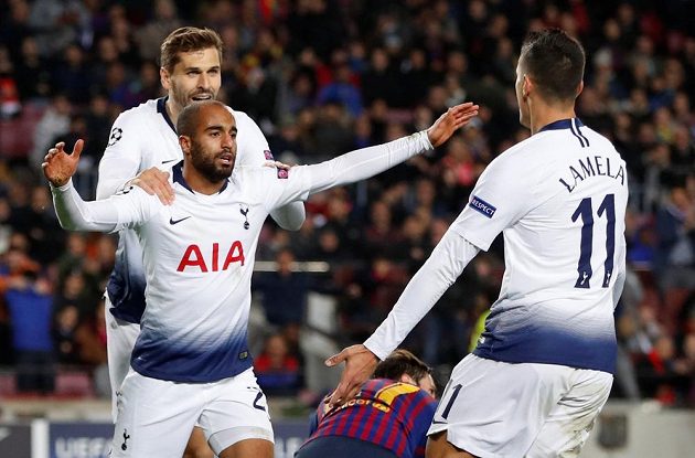 Střelec postupového gólu Lucas Moura (zvedá ruce) z Tottenhamu a jeho spoluhráči Fernando Llorente a Erik Lamela se radují na hřišti Barcelony.