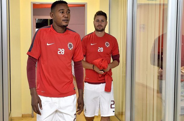 Nové posily Sparty Praha. Vlevo záložník Francis Litsingi, vpravo obránce Markus Steinhöfer.