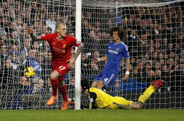 Martin Škrtel (37) slaví vedoucí gól Liverpoolu na hřišti Chelsea, když zblízka překonal brankáře Petra Čecha.