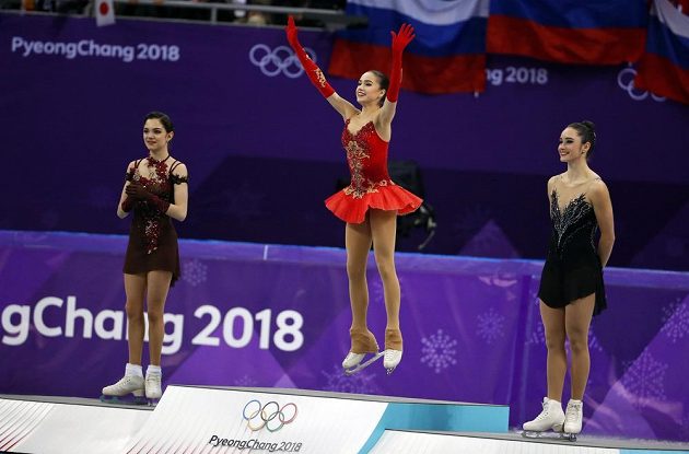Trio nejlepších krasobruslařek olympijského závodu. Vyhrála Alina Zagitovová (uprostřed) před kolegyní z týmu nezávislých sportovců z Ruska Jevgenijí Medveděvovou. Bronz si odveze Kanaďanka Kaetlyn Osmondová.