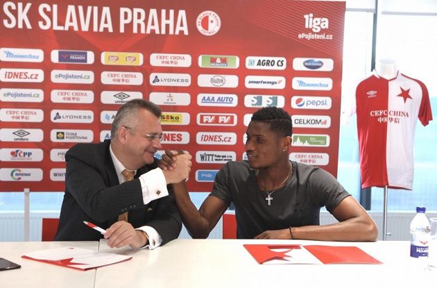 Simon Deli s Jaroslavem Tvrdíkem při podpisu smlouvy.