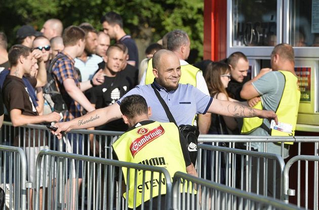 Kontrola fanoušků Baníku Ostrava před vstupem na plzeňský stadión před utkáním 5. kola první fotbalové ligy.
