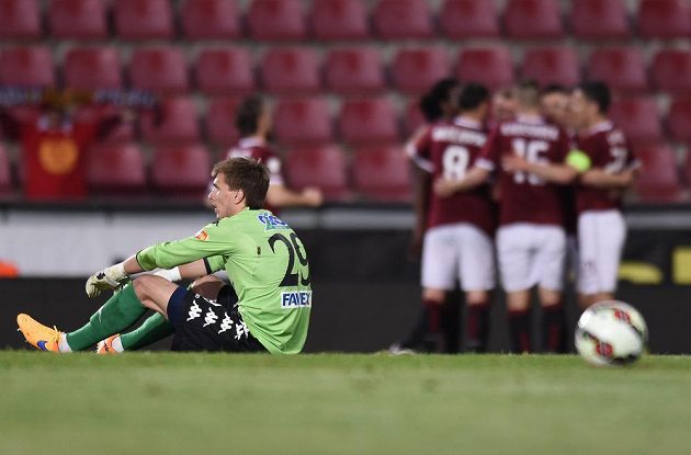 Brankář Slovácka Milen Heča po třetím obdrženém gólu během utkání 28. kola Synot ligy na Letné proti Spartě.