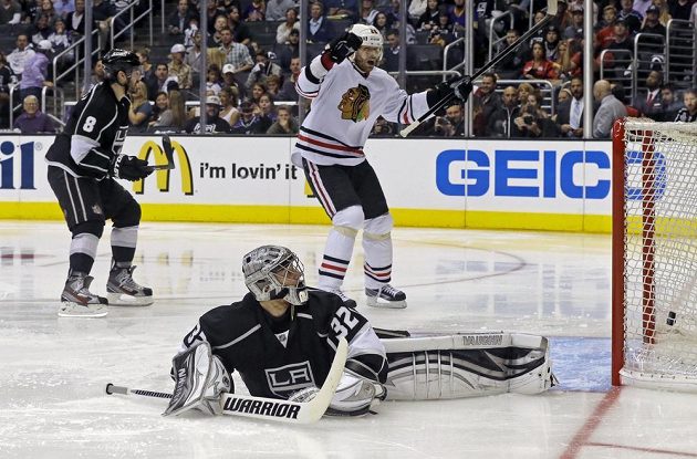 Michal Handzuš z Chicaga se raduje z rozhodující trefy, kterou za záda brankáře Los Angeles Jonathana Quicka vstřelil jeho krajan Marián Hossa.