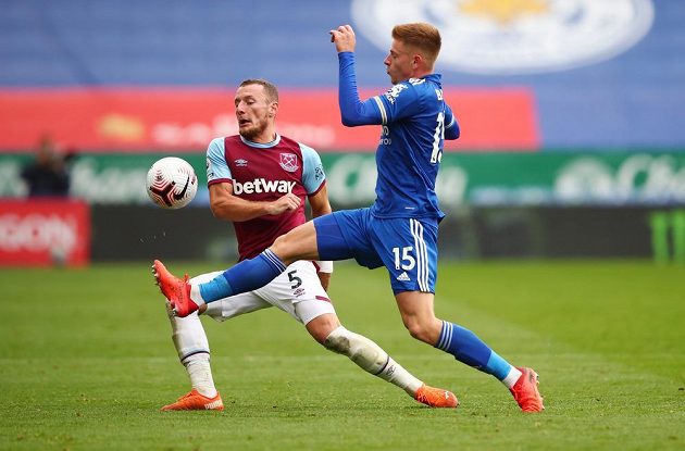 Debutující Vladimír Coufal pomohl v anglické lize k výhře West Hamu 3:0 na hřišti dosud stoprocentního Leicesteru.