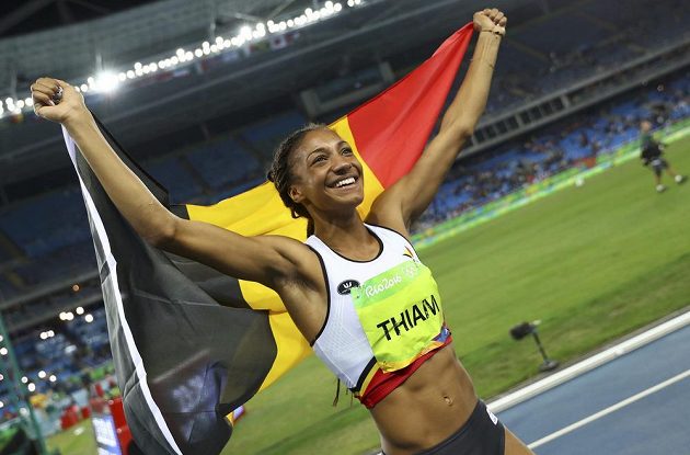 Belgická vícebojařka Nafissatou Thiamová se raduje z vítězství v olympijském sedmiboji.