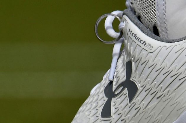 Andy Murray z Británie se snubním prstenem na botě v semifinále Wimbledonu s Rogerem Federerem ze Švýcarska. Murrayho manželka Kim sledovala zápas v hledišti.