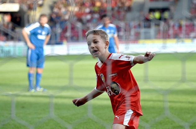 Patrik Horváth, syn Pavla Horvátha, oslavuje vstřelený gól v plzeňské Doosan Areně.