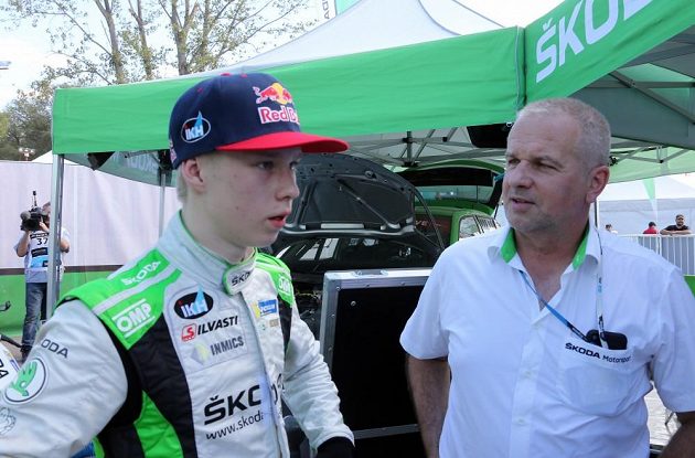 Kalle Rovanperä s šéfem týmu Škoda Motorsport Michalem Hrabánkem při Argentinské rallye.