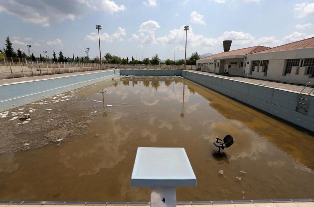 Smutný pohled na zchátralý stadión v někdejší olympijské vesnici v Aténách.