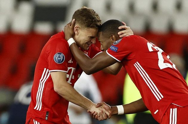 Fotbalista Bayernu Mnichov Joshua Kimmich se spoluhráčem Davidem Alabou před odvětným čtvrtfinále Ligy mistrů.