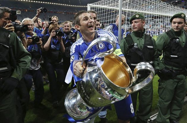 Frank Lampard se jako kapitán Chelsea raduje v květnu 2012 z triumfu v Lize mistrů.