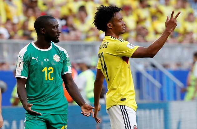 Senegalec Youssouf Sabaly a Kolumbijec Juan Cuadrado (vpravo) během závěrečného duelu skupiny H.
