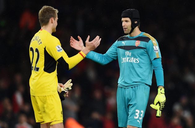 Střelci je nepokořili. Závěrečný pozdrav Petra Čecha (vpravo) z Arsenalu s liverpoolským gólmanem Simonem Mignoletem po bezbrankové dohrávce 3. kola.