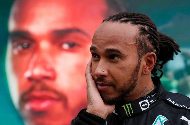Mistr světa Brit Lewis Hamilton vybojoval ve Velké ceně Ruska v Soči 100. vítězství ve formuli 1 a dostal se do čela průběžného pořadí seriálu.