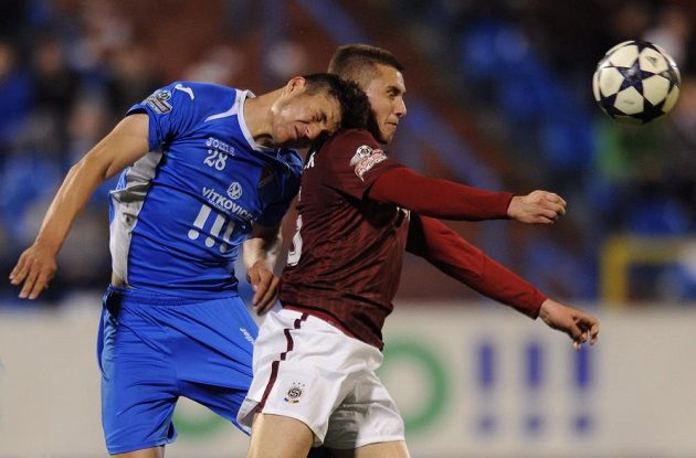 Patrizio Stronati z Baníku Ostrava (vlevo) a záložník Sparty Pavel Kadeřábek během utkání Gambrinus ligy mezi FC Baník Ostrava a AC Sparta Praha.