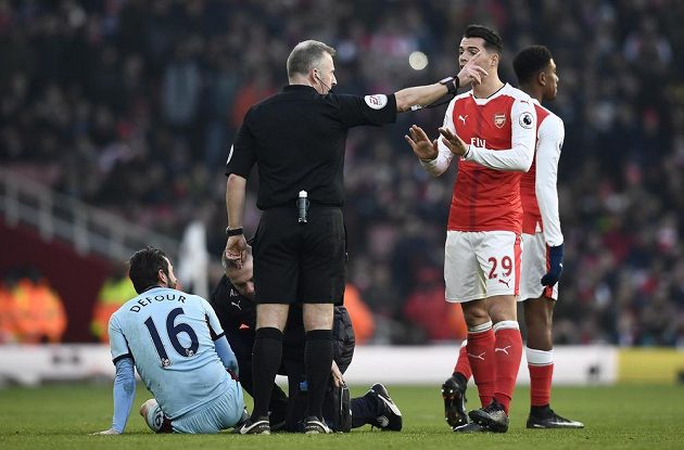 Vypadni! Arsenalský Granit Xhaka inkasoval od rozhodčího Jonathana Mosse červenou kartu za faul na Stevena Defoura z Burnley.