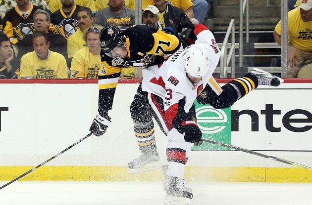 Na nejproduktivnějšího hráče play off NHL Jevgenije Malkina (71) z Pittsburghu si počkal obránce Ottawy Marc Methot (3) a uštědřil mu pořádný bodyček.