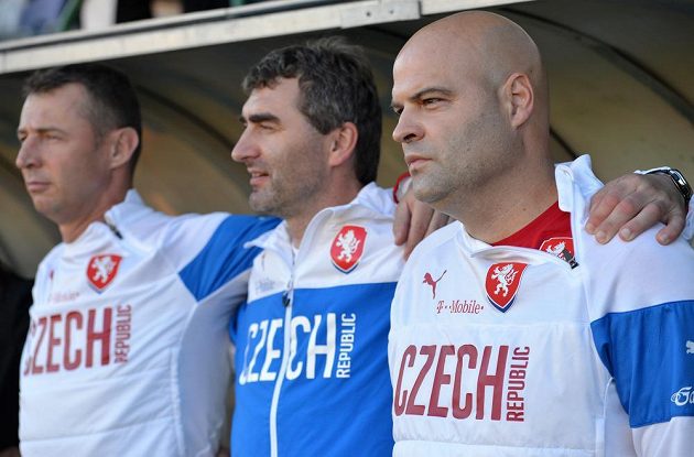 Trenér reprezentace U21 Jakub Dovalil (vpravo), asistent Jan Suchopárek (uprostřed) a trenér brankářů Petr Kouba.