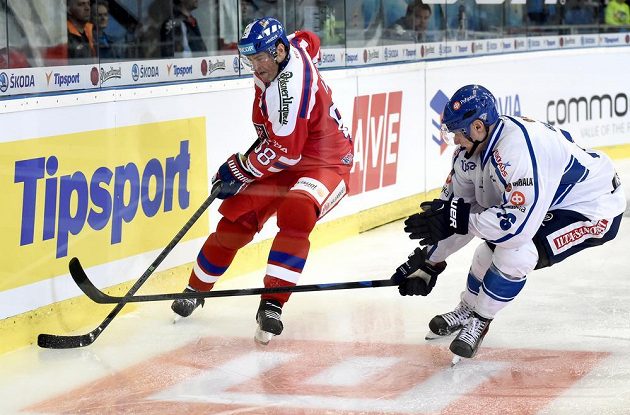 Spoluhráči z Floridy se potkali na ledě. Jaromír Jágr (vlevo) a Aleksander Barkov v dresu Finska.