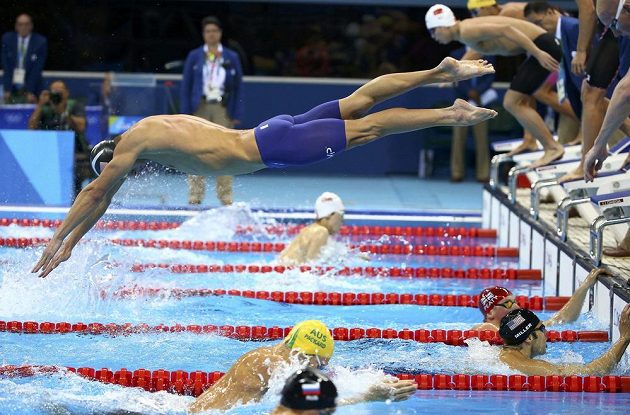 Já už frčím na druhou stranu, tak si mě chyťte. Americký plavecký hrdina Michael Phelps startuje svůj úsek ve štafetě na 4x100 m.