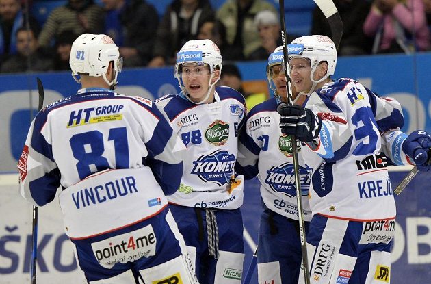 Hráči Komety (zleva) Tomáš Vincour, Martin Nečas a Jakub Krejčík (vpravo) se radují z úvodní branky v Plzni, kterou vstřelil Martin Erat (druhý zprava).