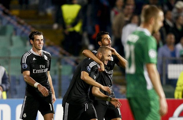 Hráči Realu Madrid se radují ze vstřelení gólu proti Ludogorci. Zleva Gareth Bale, autor branky Karim Benzema a Álvaro Arbeola.