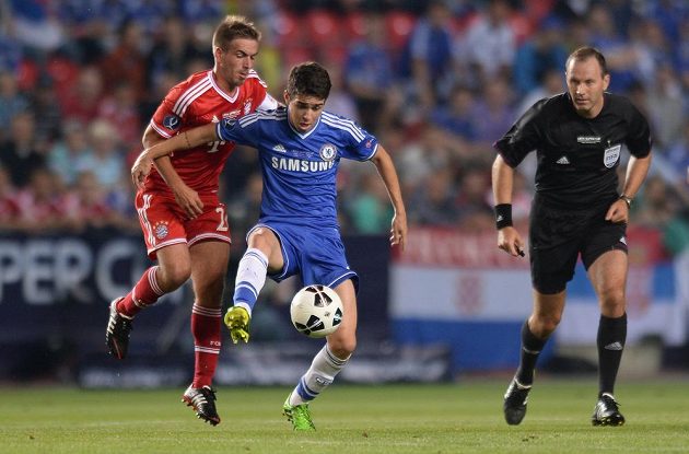 Záložník Chelsea Oscar (vpředu) si kryje míč před Philippem Lahmem z Bayernu Mnichov.