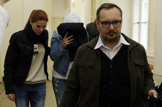 Policie přivádí k soudu náměstkyni ministryně školství Simonu Kratochvílovou, která je obviněna v případu okolo šéfa fotbalu Miroslava Pelty.