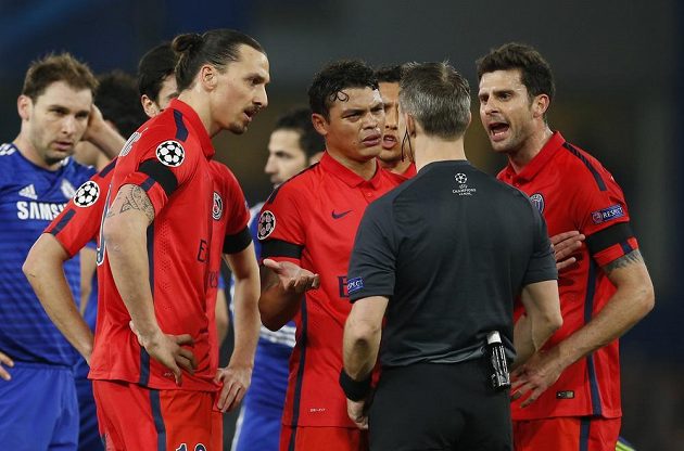 Houf fotbalistů PSG se snaží přesvědčit sudího Björna Kuiperse, aby nevyloučil oporu Zlatana Ibrahimovice (vlevo).