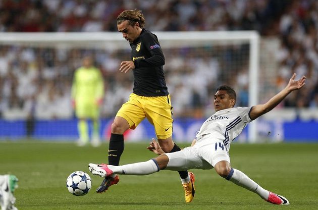 Casemiro z Realu Madrid zastavuje hvězdu Atlétika Madrid Antoina Griezmanna během semifinále Ligy mistrů