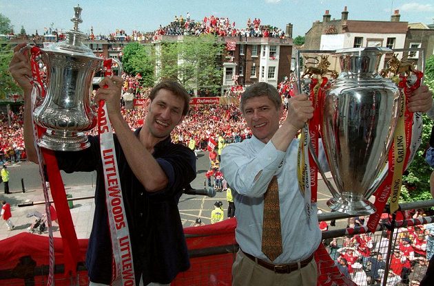 Manažer Arsenalu Arséne Wenger (vpravo) s Tonym Adamsem pózují v roce 1998 s trofejí pro vítěze anglické ligy a poháru.