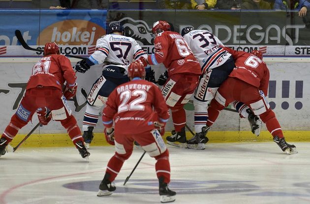 Zleva Ethan Werek z Třince, Rostislav Olesz z Vítkovic, Vladimír Dravecký z Třince, Michal Poletín z Vítkovic a David Musil z Třince.